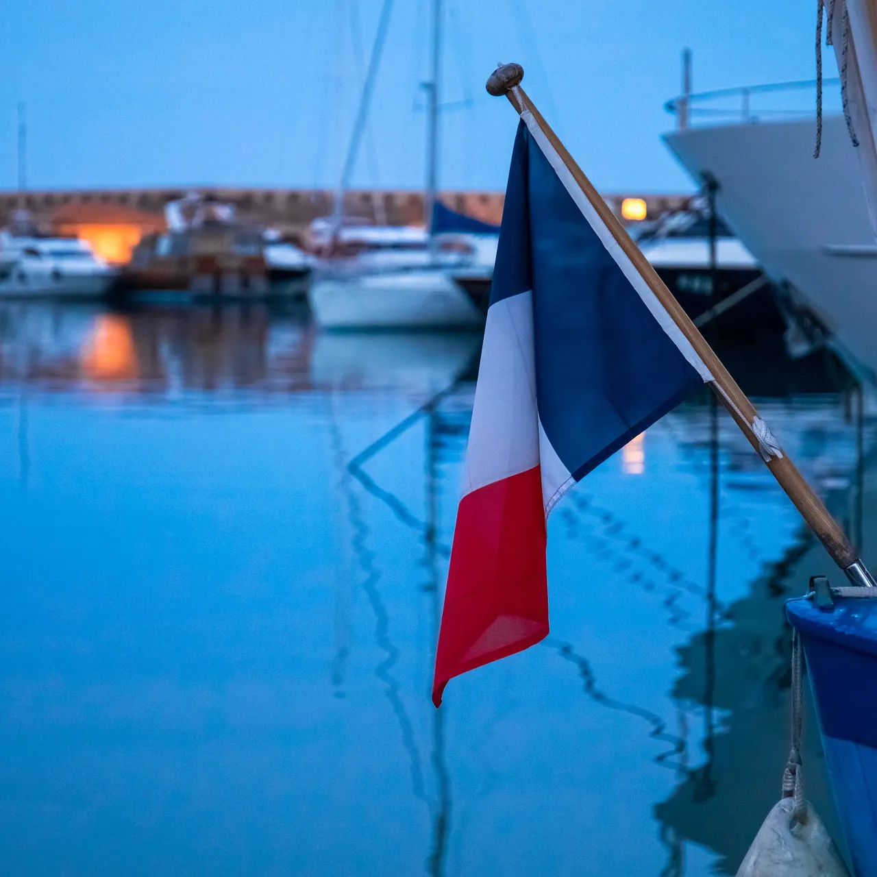 flag-4311858_1280.jpg